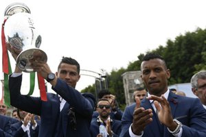 کریس رونالدو جایزه کفش نقره ای خود را به نانی هدیه داد