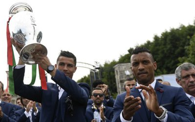 کریس رونالدو جایزه کفش نقره ای خود را به نانی هدیه داد