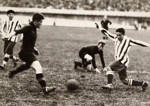 جام جهانی 1930|دیدار دو تیم بلژیک و پاراگوئه (راه راه پوشان) در جام جهانی 1930 در ورزشگاه سنتناریو در مونته ویدئو، 20 جولای 1930. پاراگوئه 1-0 به پیروزی رسید.