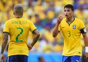 تیاگو سیلوا - دانیل آلوز|صحبت های کاپیتان تیاگو سیلوا با دنی آلوز در حین بازی مقابل مکزیک .