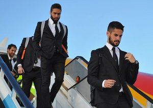 دانیل کارواخال|دانیل کارواخال و ایسکو از باشگاه رئال مادرید همراه با سایر هم تیمی های خود برای دیدار فینال لیگ قهرمانان اروپا برابر اتلتیکو مادرید، در فرودگاه لیسبون از هواپیما پیاده می شوند.