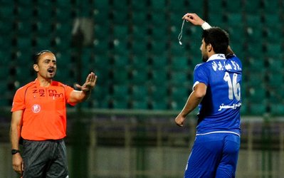 لیگ برتر | حاشیه ذوب‌آهن - استقلال / اخراج رجب‌زاده و نمایش پلاک شهید توسط بیک‌زاده