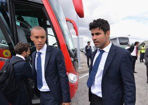 میراندا|میراندا و دیگو کاستا از باشگاه اتلتیکو ماردید همراه با سایر هم تیمی ها برای دیدار در فینال لیگ قهرمانان اروپا برابر رئال مادرید، در فرودگاه شهر لیسبون از هواپیما پیاده می شوند.