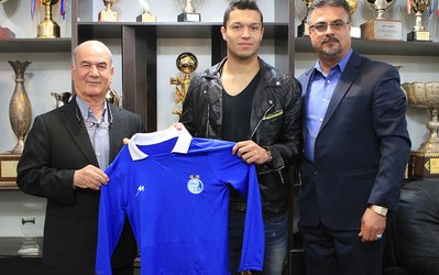 رباط خارجی هافبک استقلال پاره شد/ هلمکه حداقل ۶ هفته دور از میادین