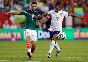 نانی|تلاش بازیکن پرتغال نانی برای حفظ توپ.