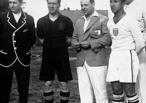 جام جهانی 1930|کاپیتان تیم ملی آمریکا ، توماس فلوری (یک دست سفید) و پیره برین از تیم بلژیک در کنار داور مسابقه، خوزه ماسیاس و کمک داوران، پیش از آغاز مسابقه میان تیم های آمریکا و بلژیک در سنترال پارک مونته ویدئو. 13 جولای 1930. آمریکا 3-0 پیروزی را از آن خود نمود.