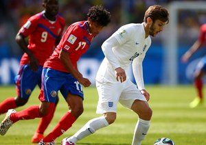 آدم لالانا|کنترل توپ توسط بازیکن انگلستان ، آدام لالانا در مقابل بازیکن اروگوئه.