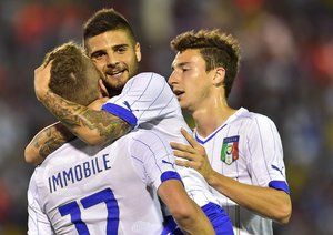 چیرو ایموبیلِ - لورنزو اینسیگنه|جشن بازیکنان ایتالیا بعد از باز کردن دروازه فلومیننزه.