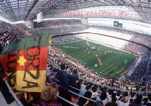 جام جهانی 1990|جام جهانی 1990 ایتالیا. میلان، ایتالیا، 8 ژوئن 1990، بازی افتتاحیه. یک نمای کلی ازدحام جمعیت در ورزشگاه سن سیرو را نشان می دهد.