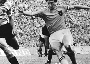 جام جهانی 1974|یوهان کرایف از تیم ملی هلند در میان بازیکنان حریف در دیدار برابر اروگوئه در جام جهانی 1974 آلمان. هلند در این بازی 2-0 به پیروزی رسید.