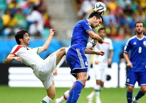 خسرو حیدری - اسپاهیچ|تقابل خسرو حیدری و امیر اسپاهیچ از بوسنی برای گرفتن توپ.