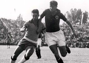 جام جهانی 1954|جام جهانی 1954، سوئیس، 19 ژوئن 1954، یوگوسلاوی 1 – برزیل 1، جولینیو از برزیل با مقاومت هوروات از تیم یوگوسلاوی مواجه می شود.