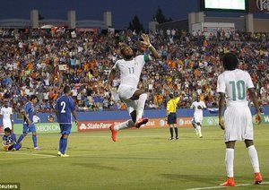 دروگبا|جشن بازیکنان ساحل عاج بعد از باز کردن دروازه السالوادور.