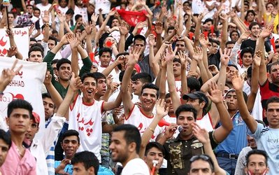 حاشیه‌های پرسپولیس - ذوب آهن | سکونشینی چند پرسپولیسی و تشویق شدید گل‌محمدی توسط هواداران