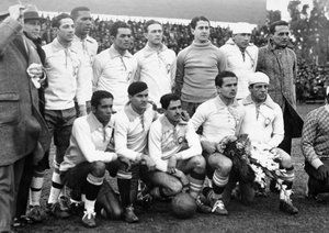 جام جهانی 1930|تیم ملی برزیل  پیش از دیدار خود برابر یوگوسلاوی در سنترال پارک در مونته ویدئو، 14 جولای 1930. یوگوسلاوی 2-1 به پیروزی رسید.