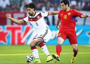 سامی خدیرا - هنريخ مکيتاريان|تقابل سامی خدیرا با بازیکن ارمنستان مخیتاریان بر سر توپ.