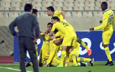 لیگ برتر | استقلال تهران ۰ - نفت تهران ۱ / نفت قهرمان سال ۹۳ شد / منصوریان جدی‌ترین رقیبش برای نشست روی نیمکت استقلال را شکست داد + خلاصه بازی