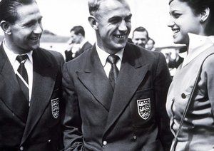 جام جهانی 1950|کاپیتان تیم ملی انگلستان، بیلی رایت (وسط) و استان مورتنسن پیش از پرواز به ریو دوژانیرو برای جام جهانی 1950 .