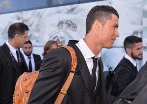 کریستیانو رونالدو|کریستیانو رونالدو از باشگاه رئال مادرید همراه با سایر هم تیمی های خود برای دیدار فینال لیگ قهرمانان اروپا برابر اتلتیکو مادرید، در فرودگاه لیسبون از هواپیما پیاده می شود.