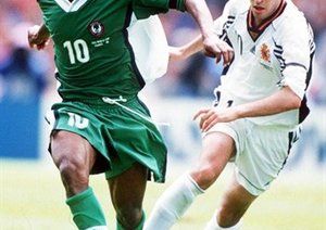 جام جهانی 1998|جام جهانی 1998 فرانسه، اسپانیا 2 – نیجریه 3، جی جی از نیجریه با مقاومت رائول مواجه می شود.