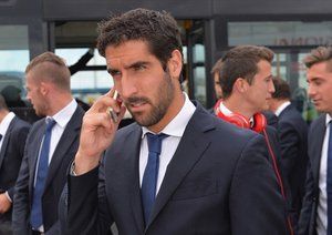 رائول گارسیا|رائول گارسیا از باشگاه اتلتیکو ماردید همراه با سایر هم تیمی ها برای دیدار در فینال لیگ قهرمانان اروپا برابر رئال مادرید، در فرودگاه شهر لیسبون از هواپیما پیاده می شود.