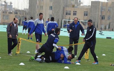 حاشیه‌های تمرین استقلال | تبریک به خرسندنیا و ناراحتی قلعه‌نویی از اظهارات کرار