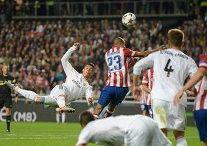 کریستیانو رونالدو|کریستیانو رونالدو در 15 دقیقه مانده به پایان بازی روی یک ضربه آتروباتیک تلاش می کند دروازه ی حریف را باز کند.