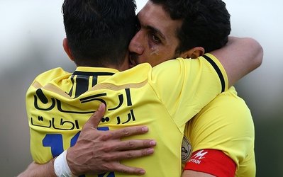 عزتی: بازوبند قرمز معنای خاصی نداشت / پرسپولیس با من مذاکره نکرده است