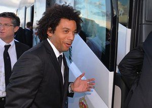 مارسل|مارسل از باشگاه رئال مادرید همراه با سایر هم تیمی های خود برای دیدار فینال لیگ قهرمانان اروپا برابر اتلتیکو مادرید، در فرودگاه لیسبون از هواپیما پیاده می شود.