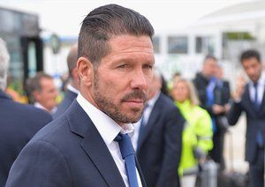 دیگو سیمئونه|دیگو سیمئونه، سرمربی باشگاه اتلتیکو مادرید، برای دیدار در فینال لیگ قهرمانان اروپا برابر رئال مادرید، همراه با شاگردان خود  به فرودگاه شهر لیسبون می رسد.