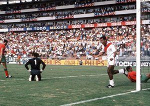 جام جهانی 1970|جام جهانی 1970، لئون، مکزیک، 6 ژوئن 1970، پرو 3-مراکش 0، مهاجم پرویی، تئوفیلو کوبیلاس، پس از به ثمر رساندن یکی از دو گل تیمش به شادمانی می پردازد. وی با پشت سر گذاشتن دروازه بان حریف، الال کاسو، در گروه چهار مسابقات، موفق به گلزنی می شود.