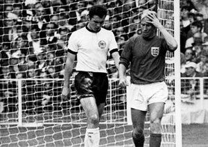 جام جهانی 1966|فینال جام جهانی 1966 انگلستان: آلمان 2-انگلستان 4 (وقت اضافه)، بابی چارلتون (انگلستان.راست) و فرانتس بکن بائر (آلمان)