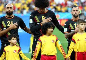 مروان فلااینی-آنتونی فَندَن بور-دفور|بازیکنان تیم ملی بلژیک در حال خواندن سرود ملی .