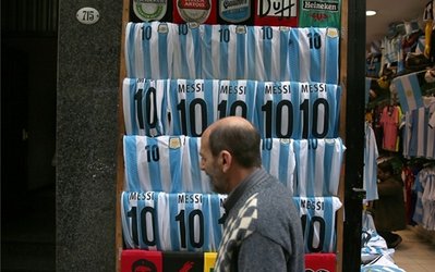 پایتخت آرژانتین در تب و تاب فینال /فروش پیراهن‌های مسی روی بورس