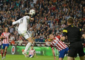 گرت بیل|گرت بیل در دقیقه 110 به هوا می پرد تا تیم خود را یک گل جلو بیاندازد.