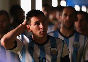 لیونل آندره مسی|نگاه لیونل مسی در تونل ورزشگاه .