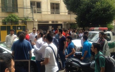 تصاویر روز | هواداران ناراضی پرسپولیس مقابل ساختمان این باشگاه