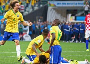 دیوید لوئیز|شادمانی بازیکنان برزیل بعد از باز کردن دروازه کرواسی .