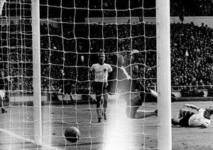 جام جهانی 1966|فینال جام جهانی 1966 انگلستان: آلمان 2- انگلستان 4: از سمت چپ: هورست دایتر هوتگاس، هانس تیلکووسکی، ویلی شولتز.