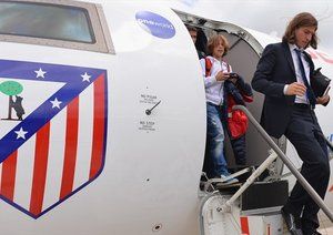 فیلیپه لوئیس|فیلیپه لوئیس از باشگاه اتلتیکو ماردید همراه با سایر هم تیمی ها برای دیدار در فینال لیگ قهرمانان اروپا برابر رئال مادرید، در فرودگاه شهر لیسبون از هواپیما پیاده می شود.