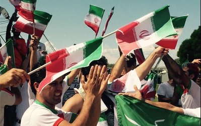 جام ملتهای آسیا ۲۰۱۵ | حاشیههای ایران - عراق / تجمع هواداران مقابل هتل تیم ملی