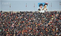 تشویق بدون وقفه هواداران فولاد/ تماشاگران به صورت خودجوش وارد منطقه ممنوعه شدند