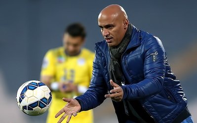 حاشیههای نفت - الاهلی | حضور منصوریان با ساعت آبی و نصب پلاکارد جالب در ورزشگاه