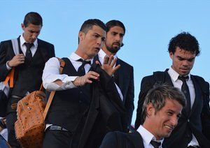 کریستیانو رونالدو|کریستیانو رونالدو و پپه از باشگاه رئال مادرید همراه با سایر هم تیمی های خود برای دیدار فینال لیگ قهرمانان اروپا برابر اتلتیکو مادرید، در فرودگاه لیسبون از هواپیما پیاده می شوند.