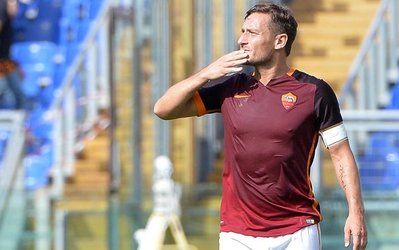 توتی با گرگ‌ها سیصدمین گل خود را به ثمر رساند