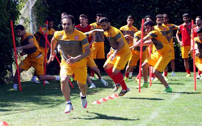 تمرین بدنسازی سرخپوشان قبل از بازی دوستانه