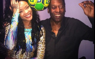 عکس روز | ریحانا در کنار پله