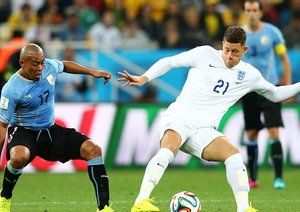 راس بارکلی|کنترل توپ توسط هافبک انگلستان ، رز بارکلی در مقابل بازیکن اروگوئه .