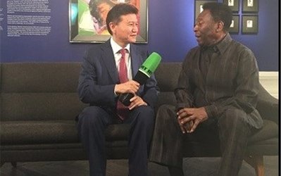 عکس روز| هدیه فدراسیون جهانی شطرنج به پله