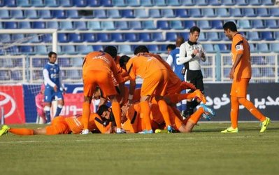لیگ برتر | گسترش فولاد ۲ - سایپا ۳ / تبریزی‌ها بازی دو بر صفر برده را باختند / عروسی در کرج!